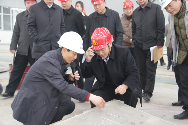 平顶山市委副书记、市长张国伟在舞钢市长白立凡陪同下莅临舞钢神州重工金属复合材料有限公司视察指导工作 
